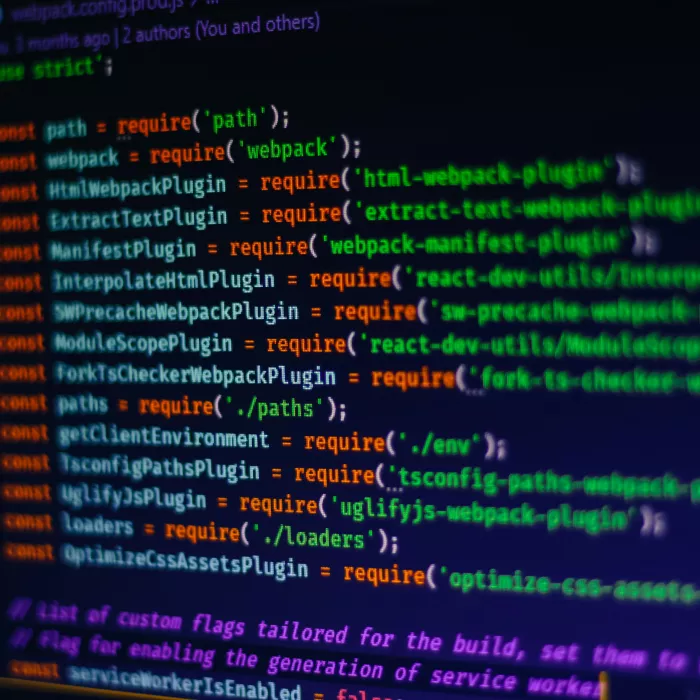 Webpack-Codebeispiel von einem Webentwickler auf dem Monitor.