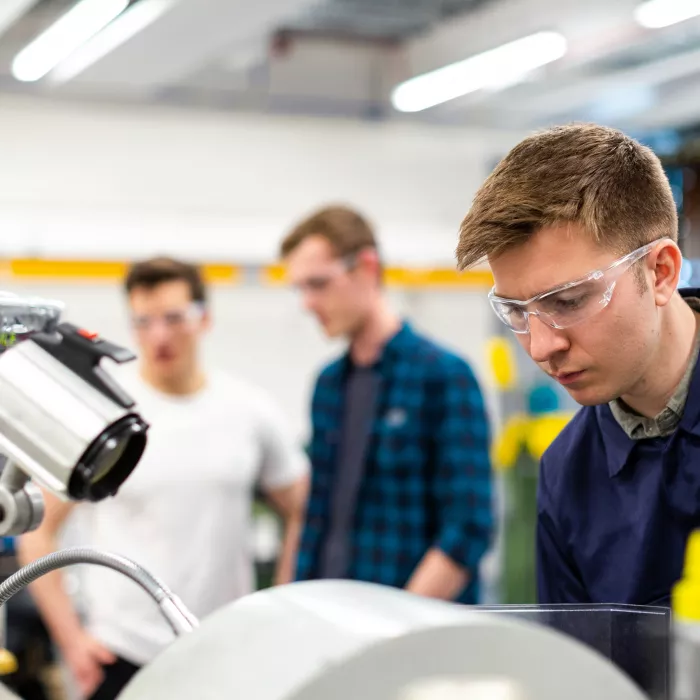 Männlicher Maschinenbauingenieur baut landwirtschaftliche Roboter.