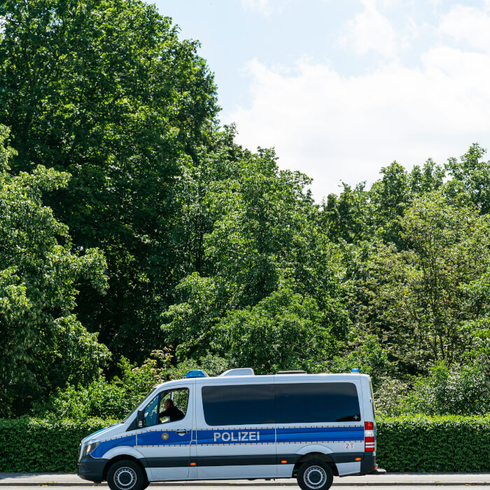 Polizeiwagen (Deutschland) mit Polizeibeamten im Einsatz