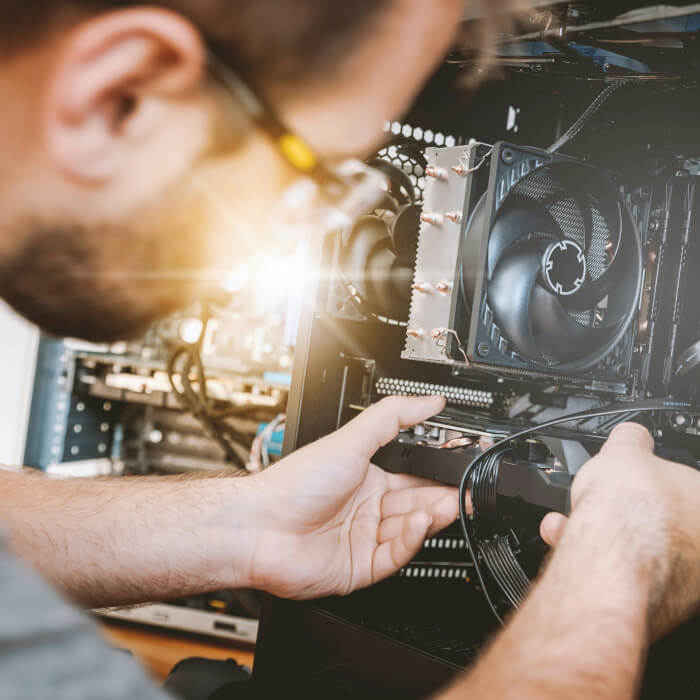 Elektroniker bei der Arbeit in einem Computer