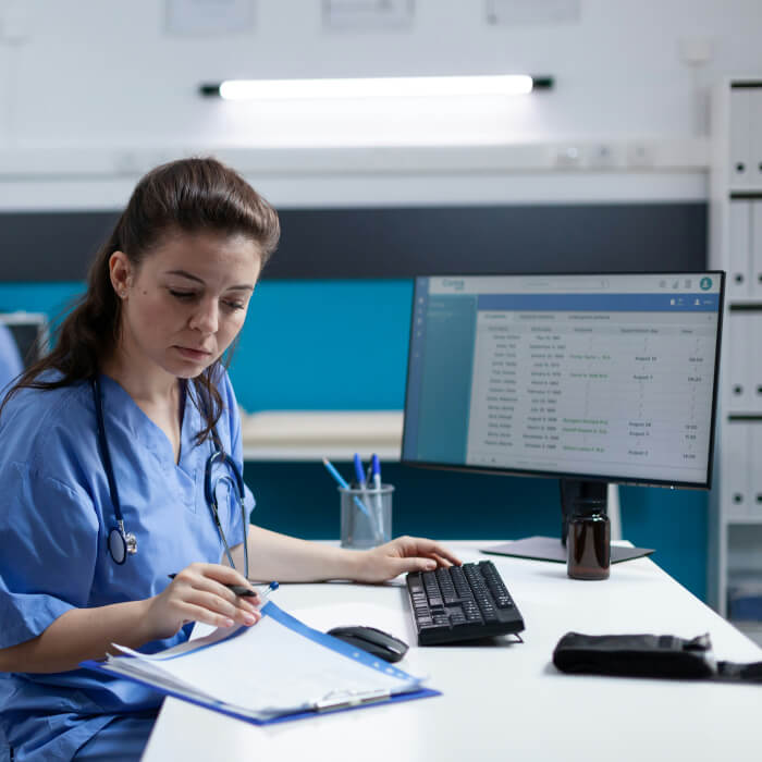 Krankenpflegehelferin bei der Arbeit